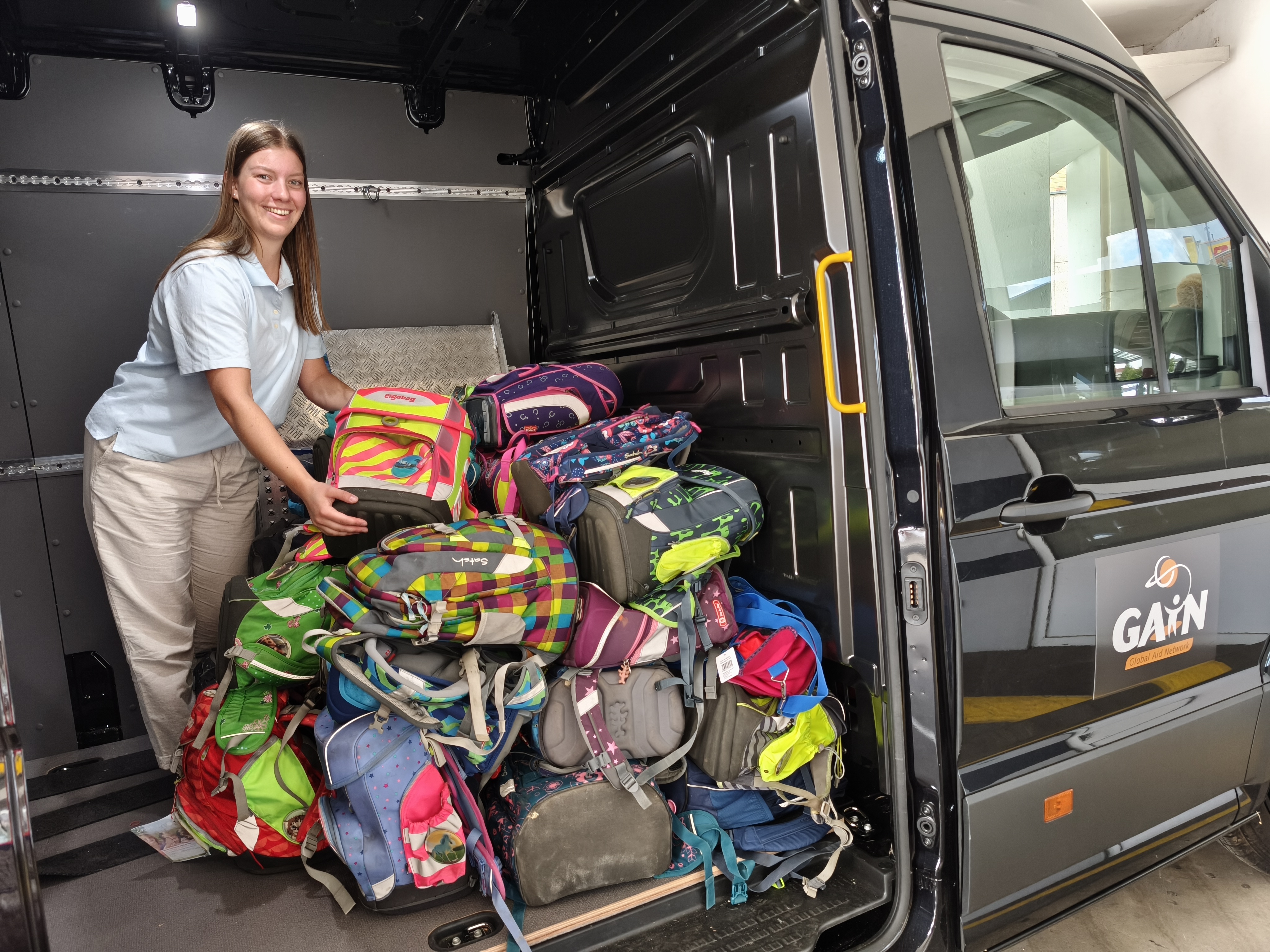 Gebrüder Nolte Trainee Anna-Meta Pientka hat beim Einladen der vielen Schultornister in den GAiN Transporter geholfen.