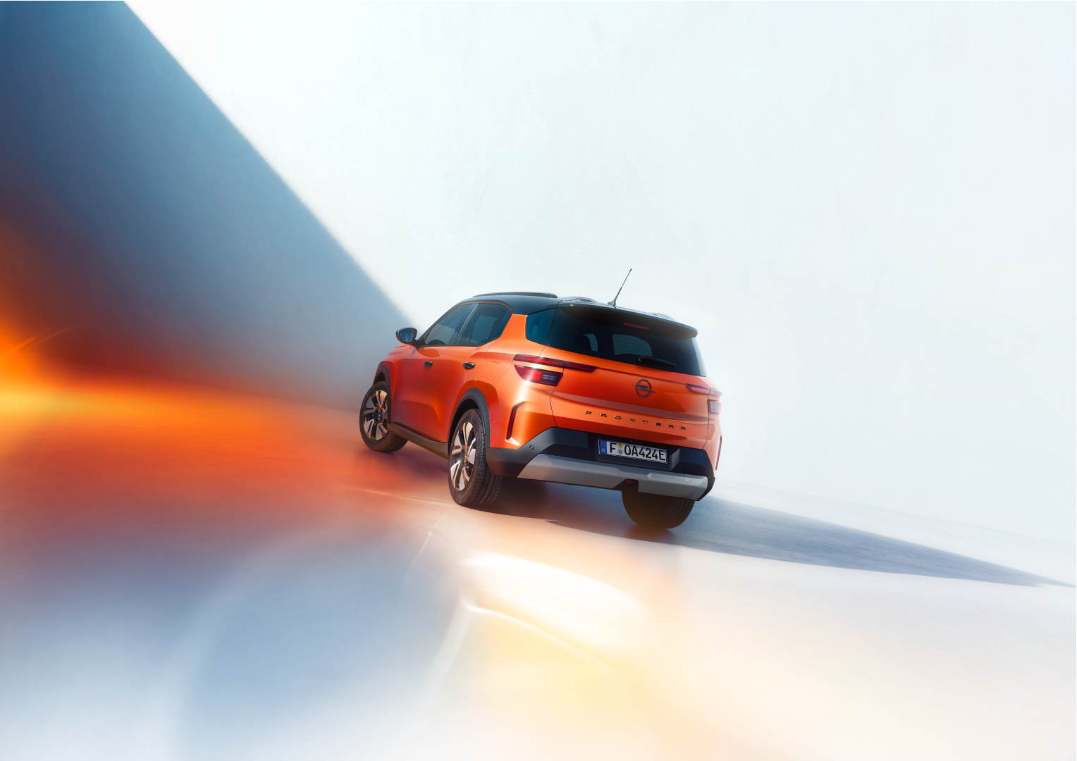Zu sehen ist ein orangener Opel Frontera